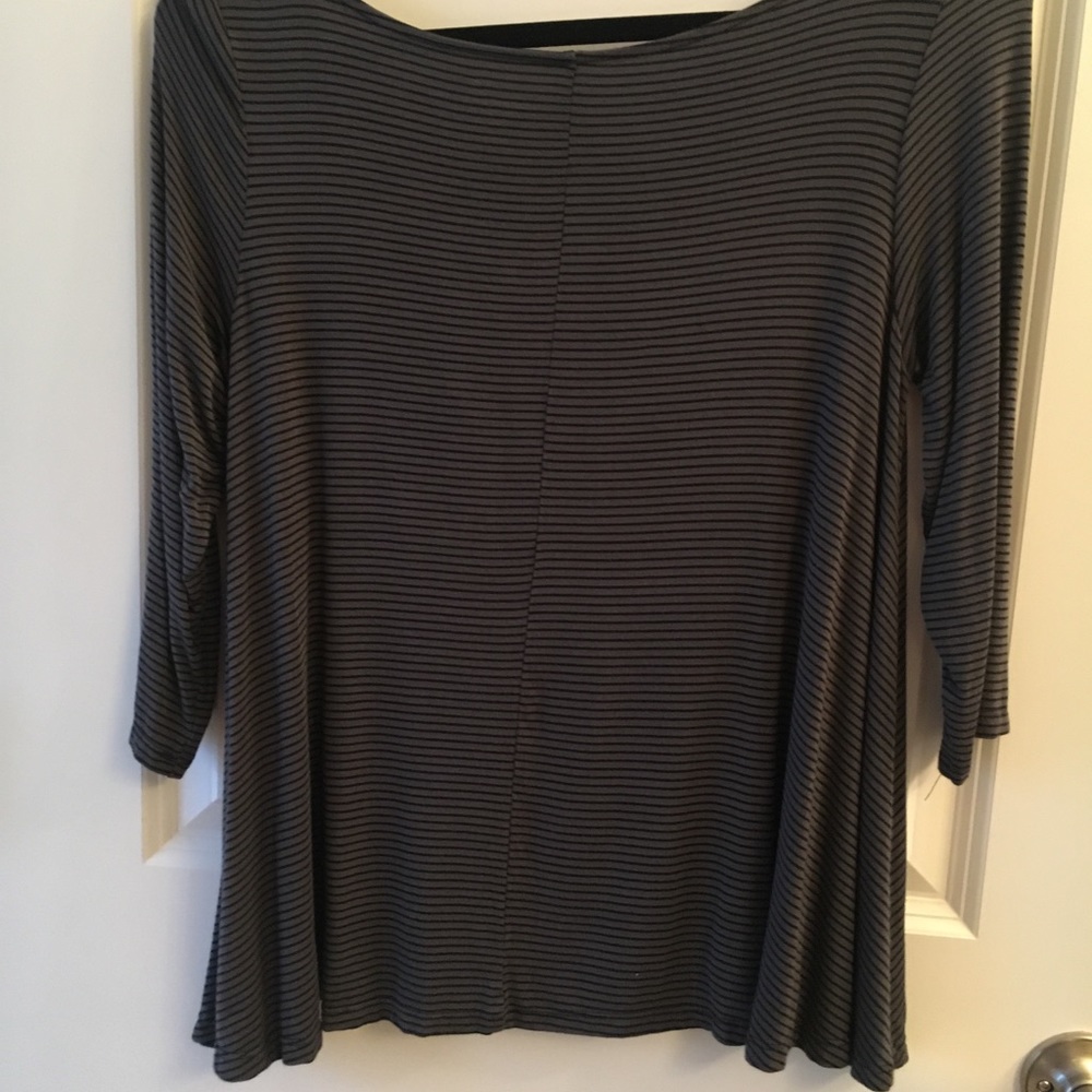 Grey and black 3/4 sleeve top